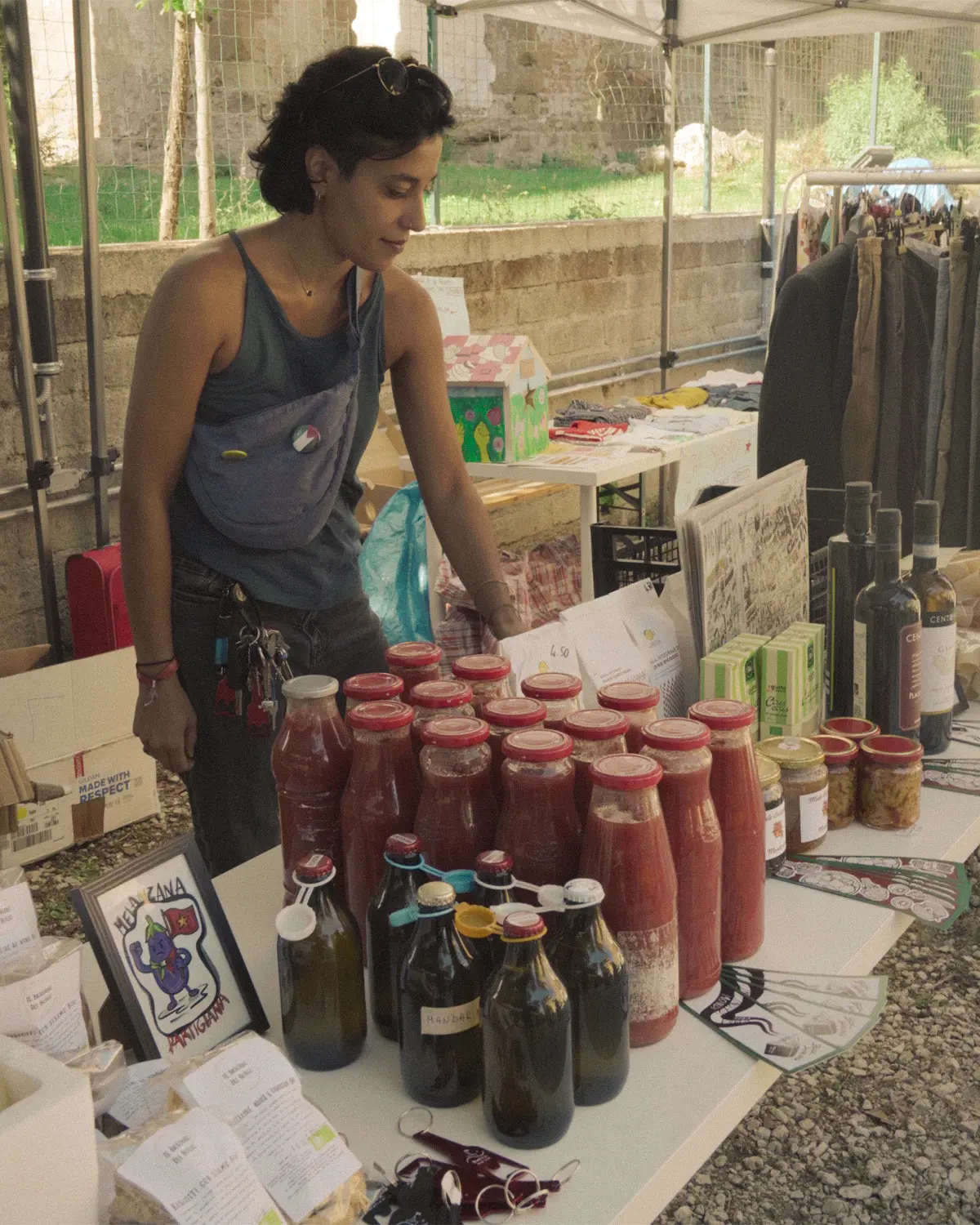 Un banco del mercatino del Festival 2026