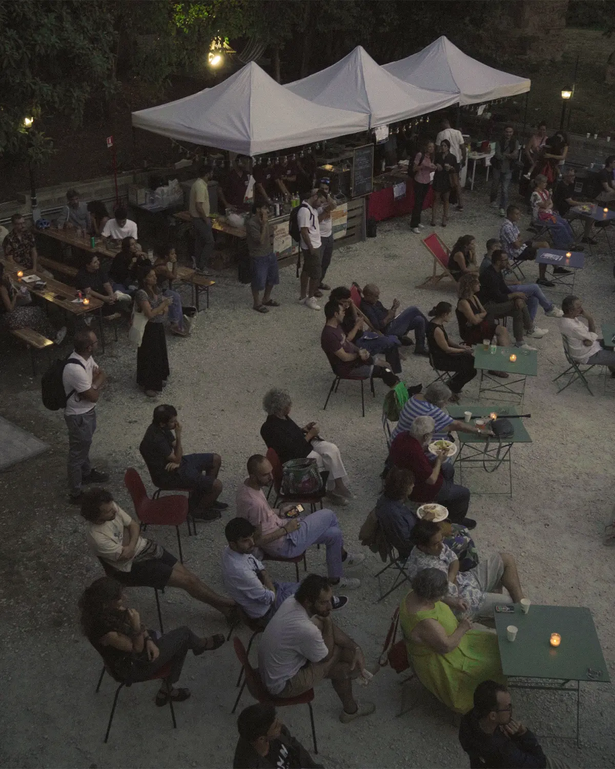 Il pubblico del Festival riunito nella corte di NUORO7 al tramonto